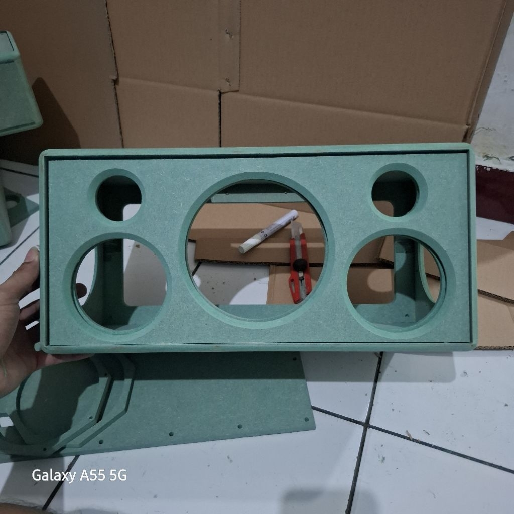 BOX SPEAKER 6 INCH MIDLE 4 INCH TWEETER 2 INCH PASIF BASS 5.5 INCH JBL HMR 9MM