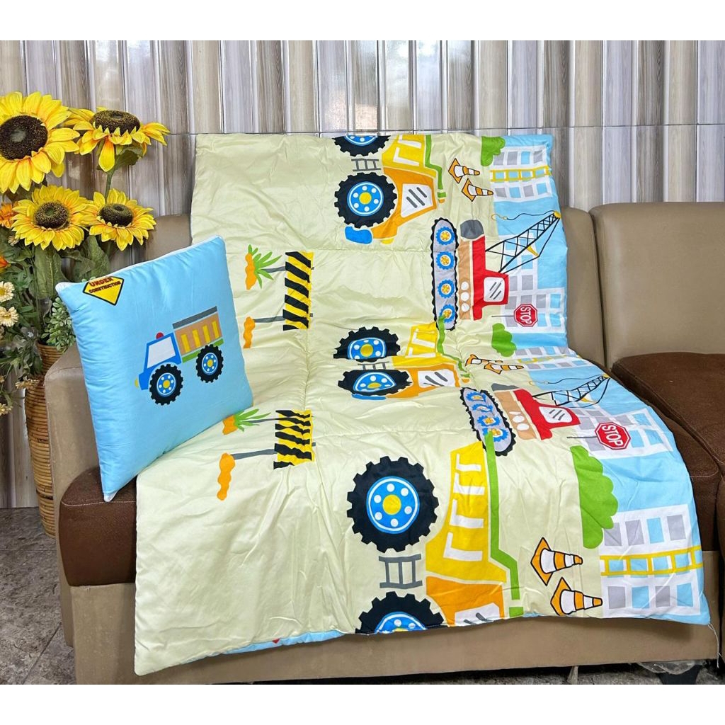 Balmut Bantal Selimut, Motif karakter Dengan size yang kecil gampang dibawa,cocok banget untuk trave