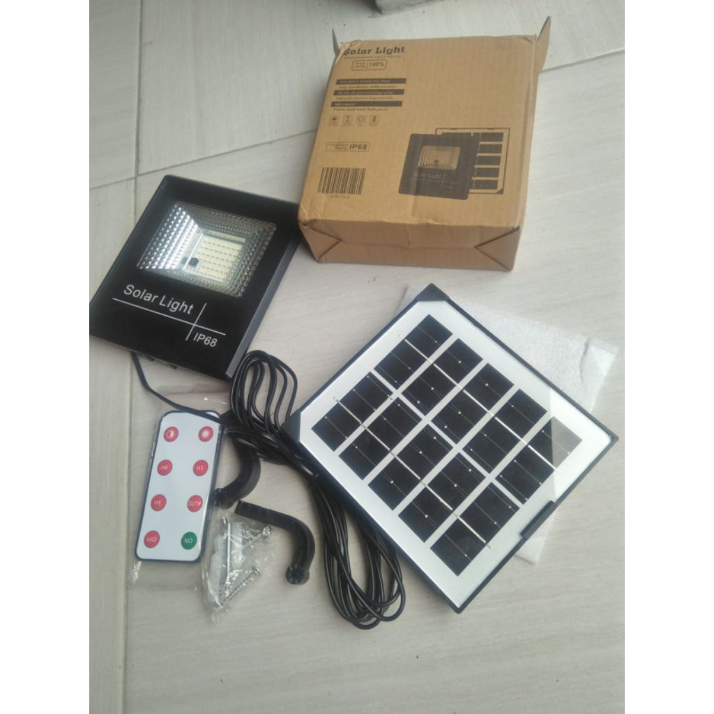 lampu tenaga Surya otomatis menyala saat petang
