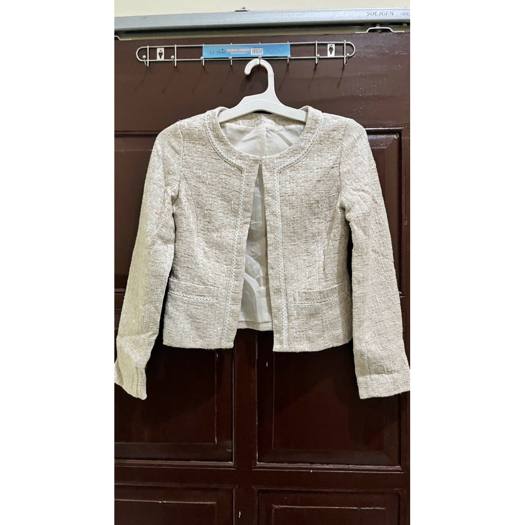 Jas tweed warna cream