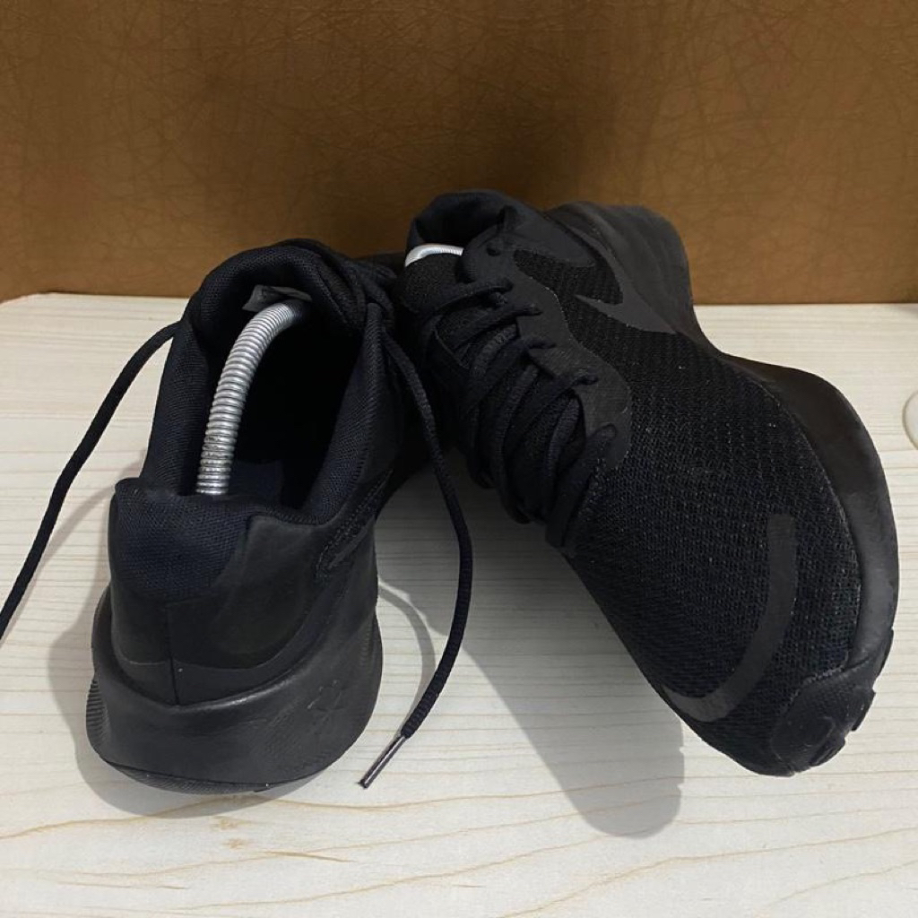 Sepatu second-PRELOVED Nike Tenis Revolution 7 Masculino Black Size US 9.5 / 43