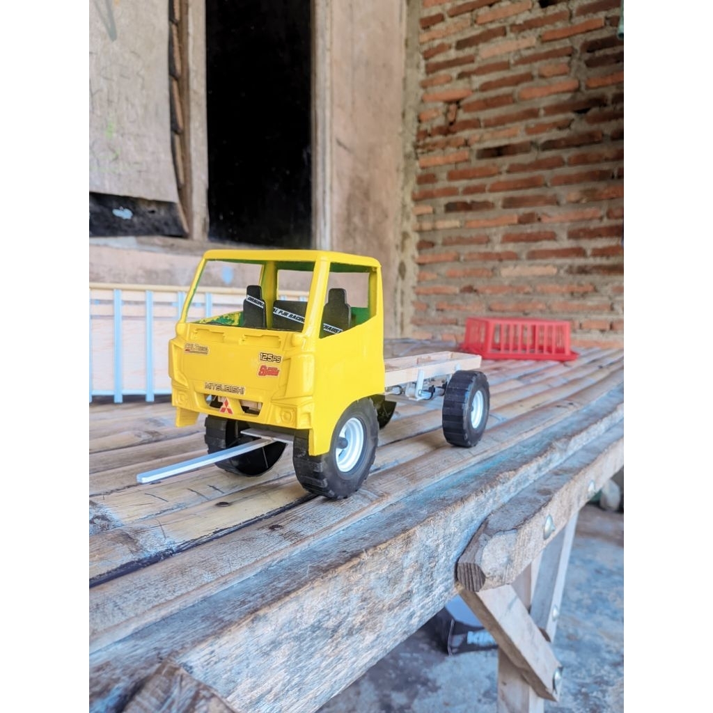miniatur truk canter