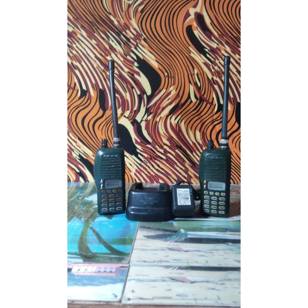2 unit radio HT ICOM IC-V8