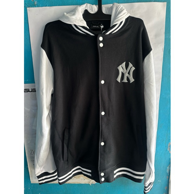 Varsity NewYork Yankees Hitam Putih