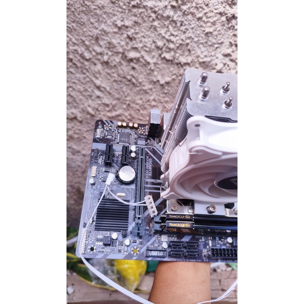 paket mobo gigabyte h310+core i3-8100 dan ram