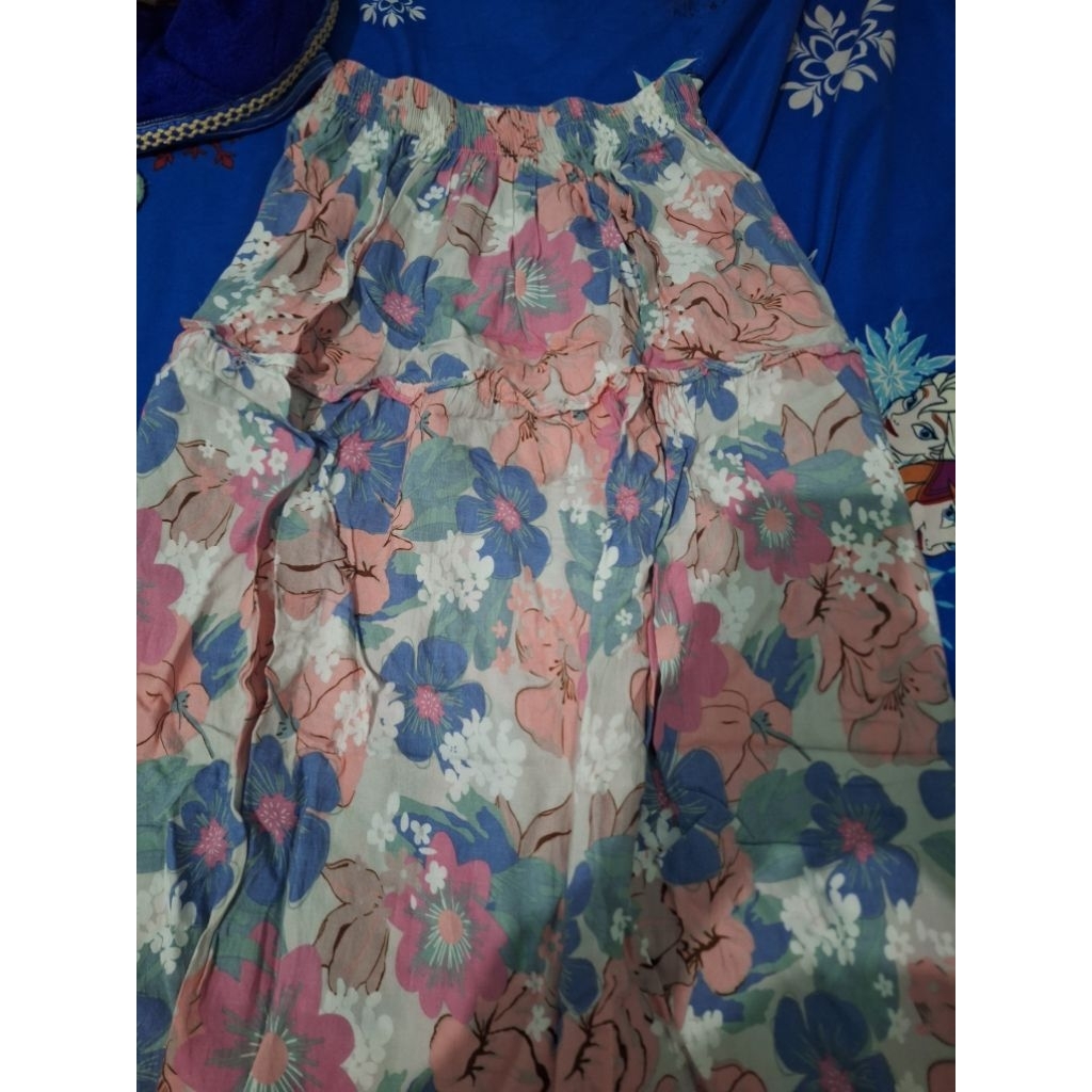 READY [SECOND/BEKAS] WTS ROK MOTIF BUNGA DAN CELANA JEANS PUTIH VEST AWAN ROK PUTIH DAN LAINNYA (DET
