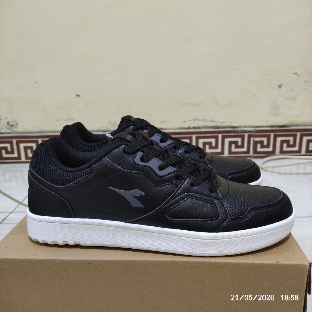 sepatu casual hitam diadora original