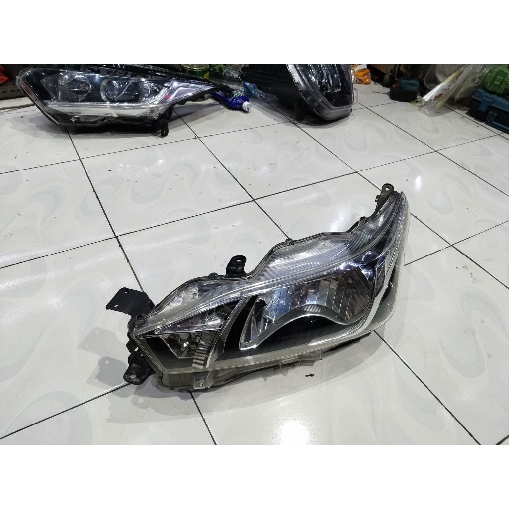 headlamp toyota yaris 2015-2017 original. lampu depan yaris 2015-2017 original