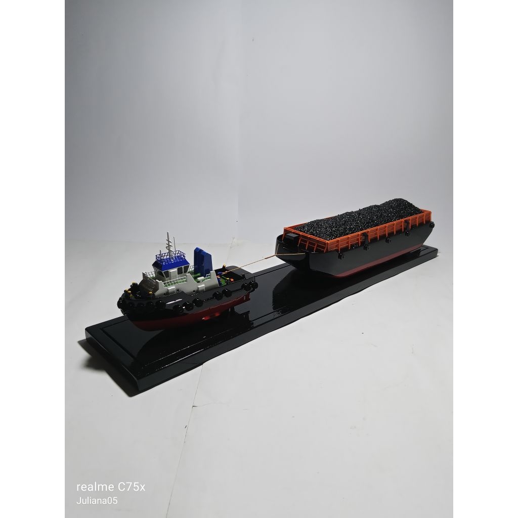 miniatur kapal tugboat dan tongkang
