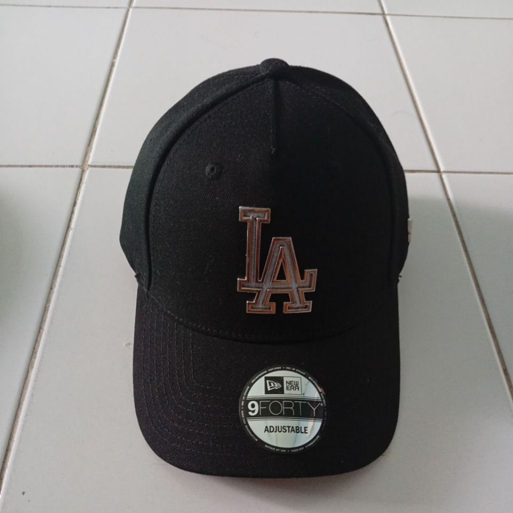 Topi MLB plat besi LA warna hitam