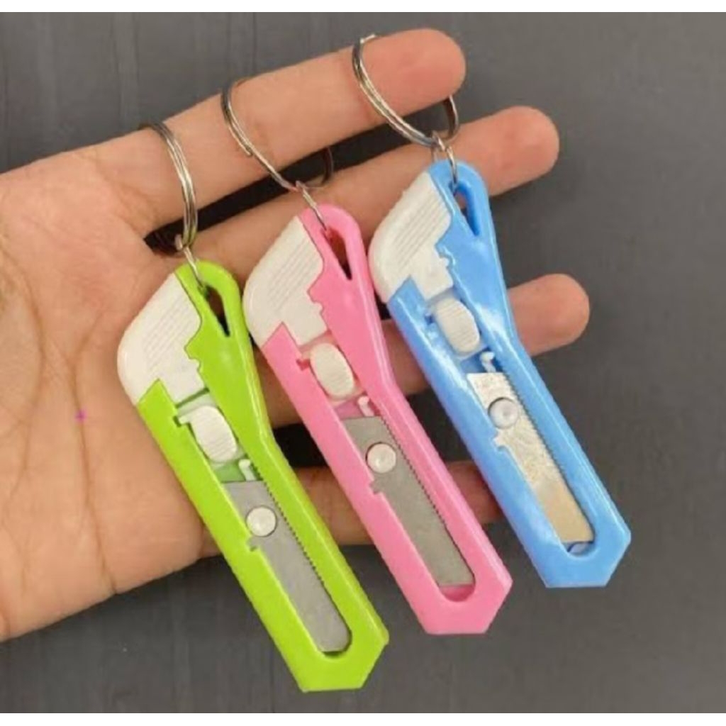 1 pcs gantungan kunci cutter/cutter kecil warna acak