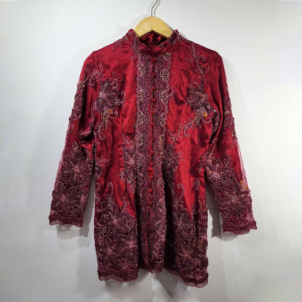 [PRELOVED] Kebaya Vintage Mewah Tille Payet | Warna Merah Maroon (Pemakaian Wajar)