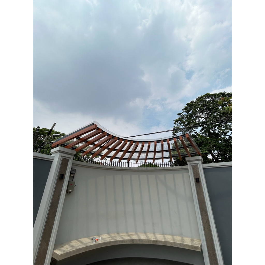 Kanopi Lengkung Premium Atap Solartuff Kombinasi Kisi-Kisi Hollow PVC Serat Kayu Modern Elegan