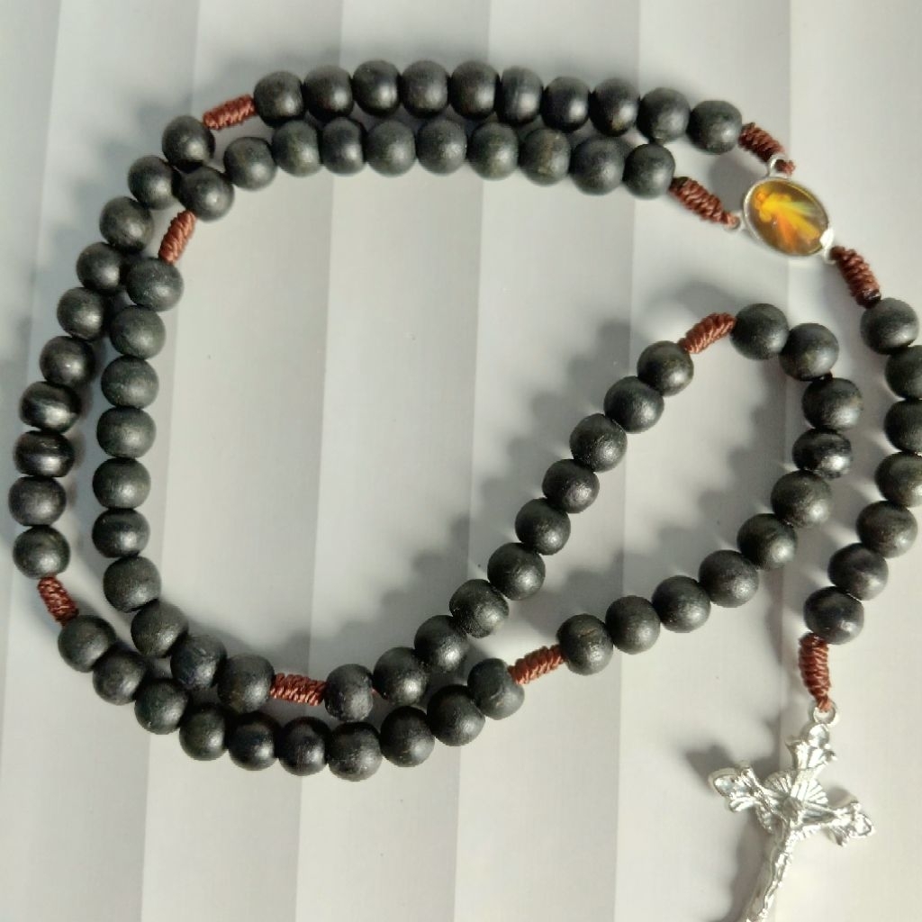 kalung rosario 77 bapa kami bahan kayu  alam warna hitam termurahhhhh