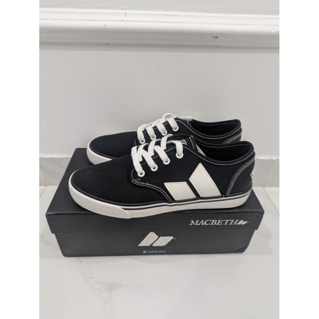 Macbeth Langley Black White NEW (39 fit 40)