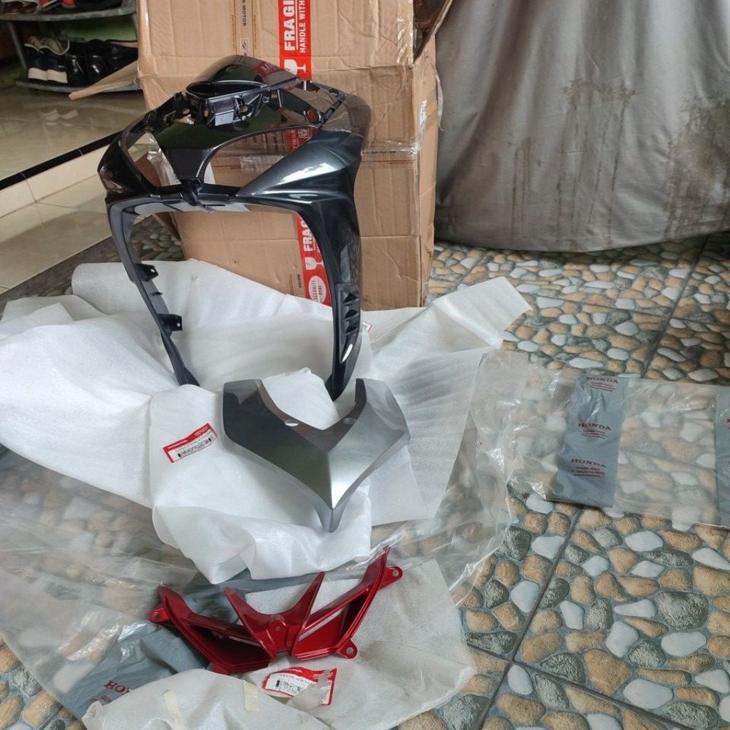 COVER FRONT TOP TAMENG BODY DEPAN KAP REVO AT MATIC REVO DX HITAM ABU ABU 64500-KWW-A70AFB ORIGINAL 