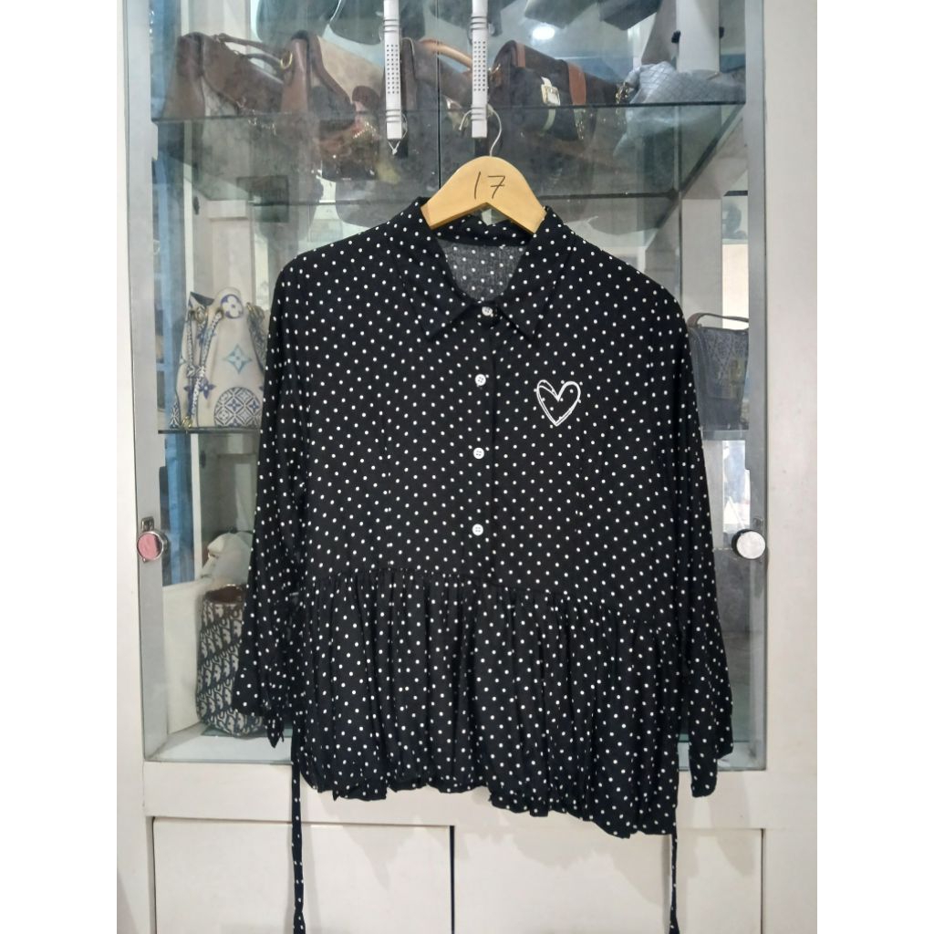 Blouse polkadot hitam