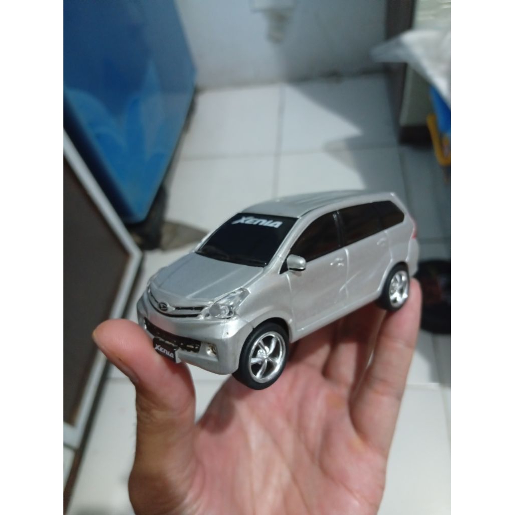 mainan miniatur diecast xenia 1:43