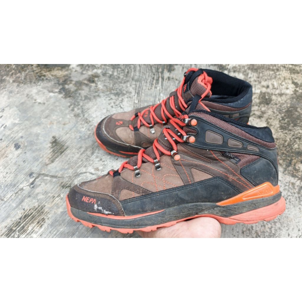 sepatu hiking nepa