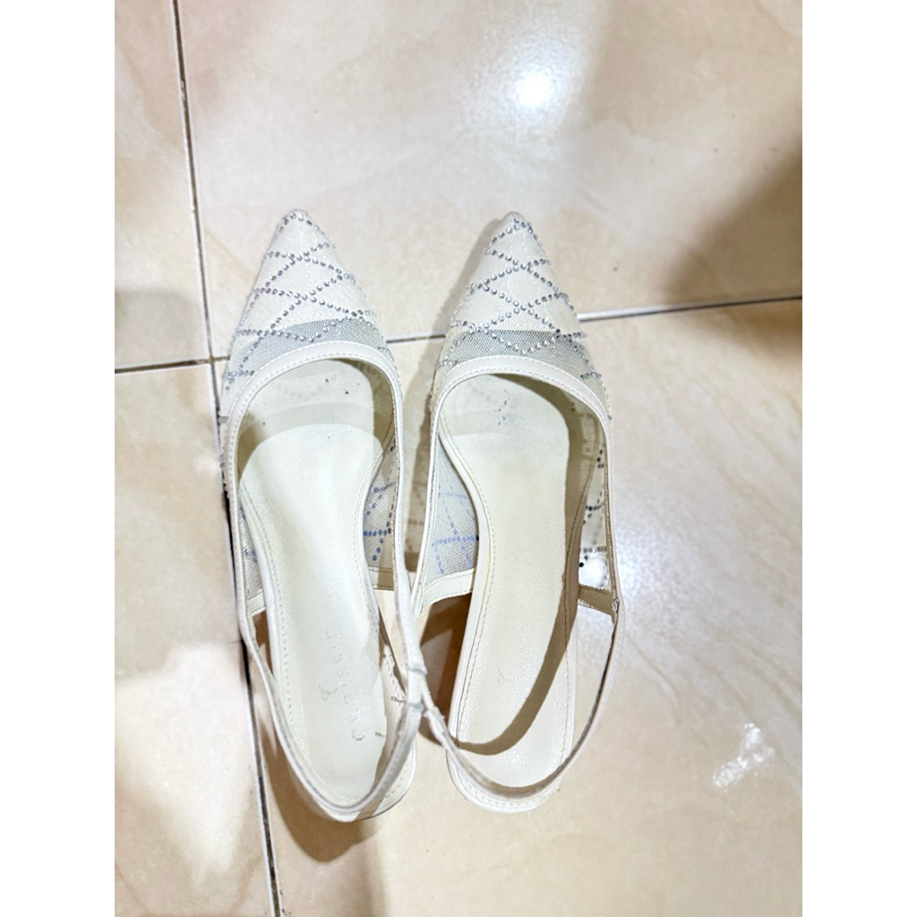 high heels wanita putih blink