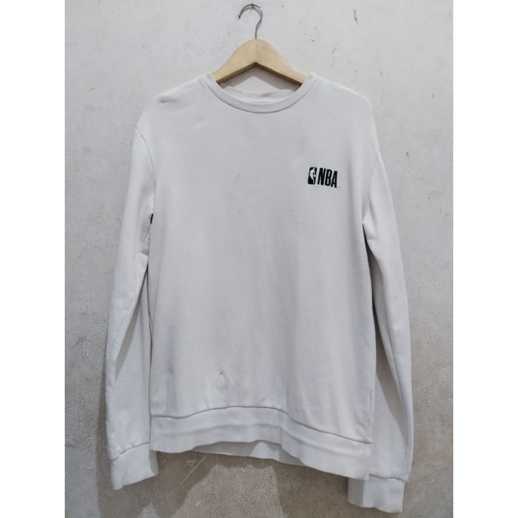 Crewneck NBA putih simpel logo