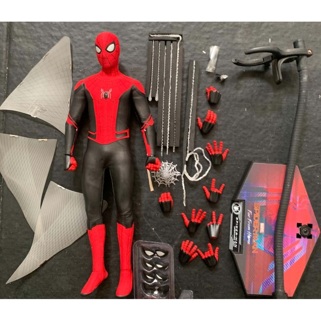 Hot toys spiderman far from home