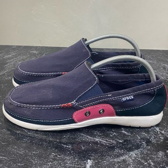 Sepatu Crocs Walu Accent pria berwarna navy dengan aksen merah muda ukuran 45 insole 29-29,5 cm prel