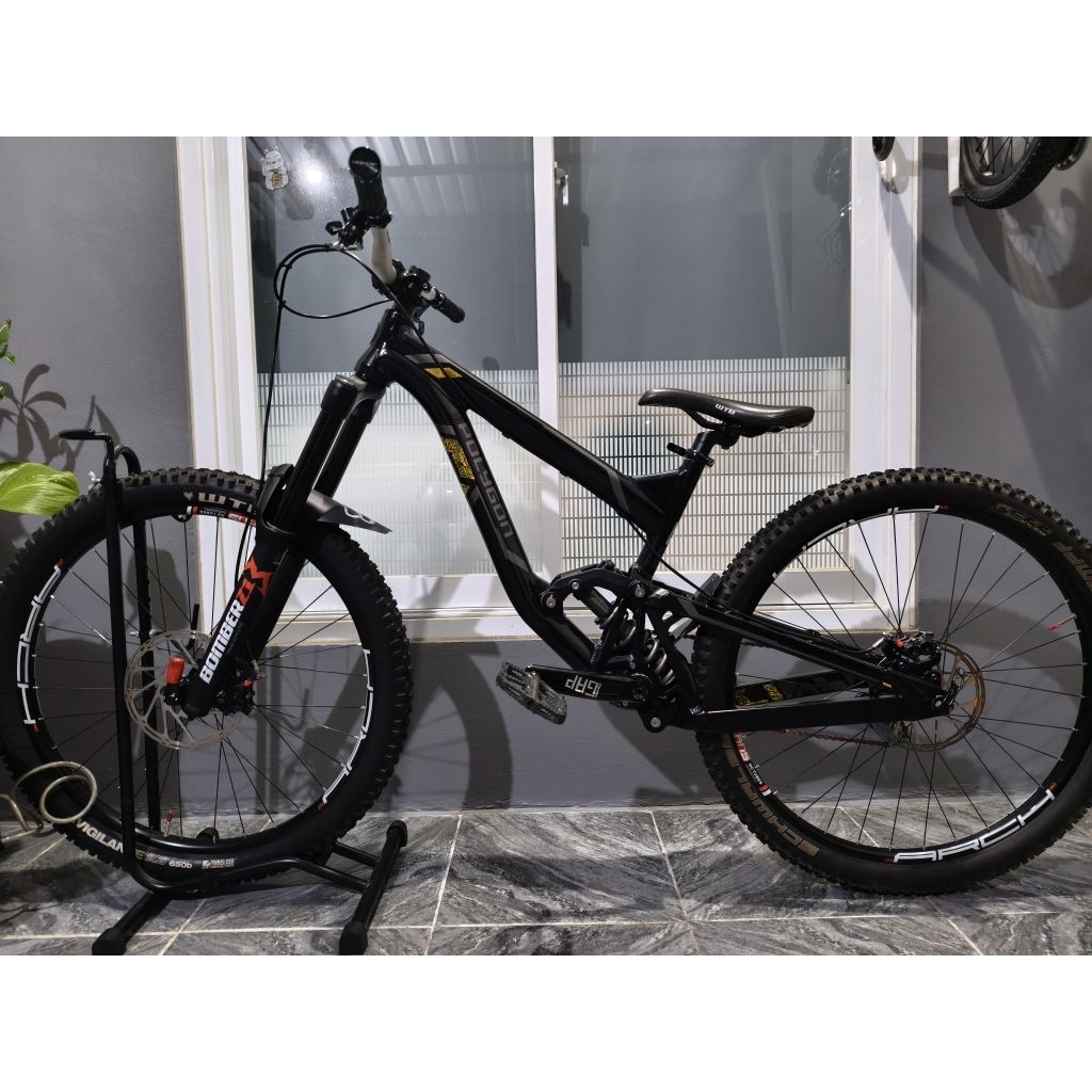 Fullbike sepeda MTB Polygon Collosus DHX 27.5 Size S