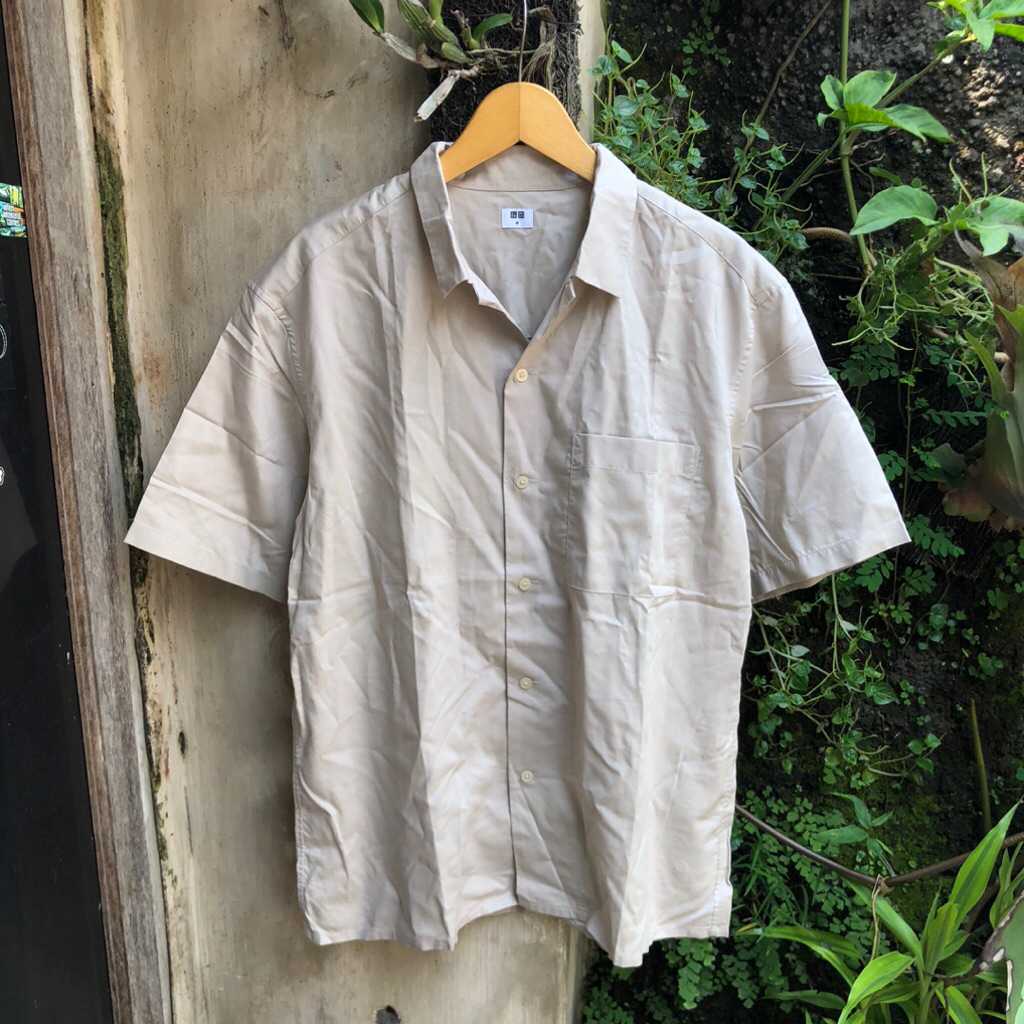 kemeja open collar uniqlo