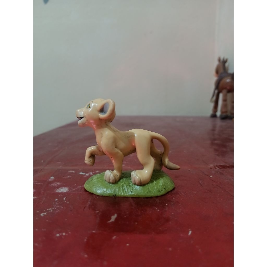Mainan figure the lion king simba