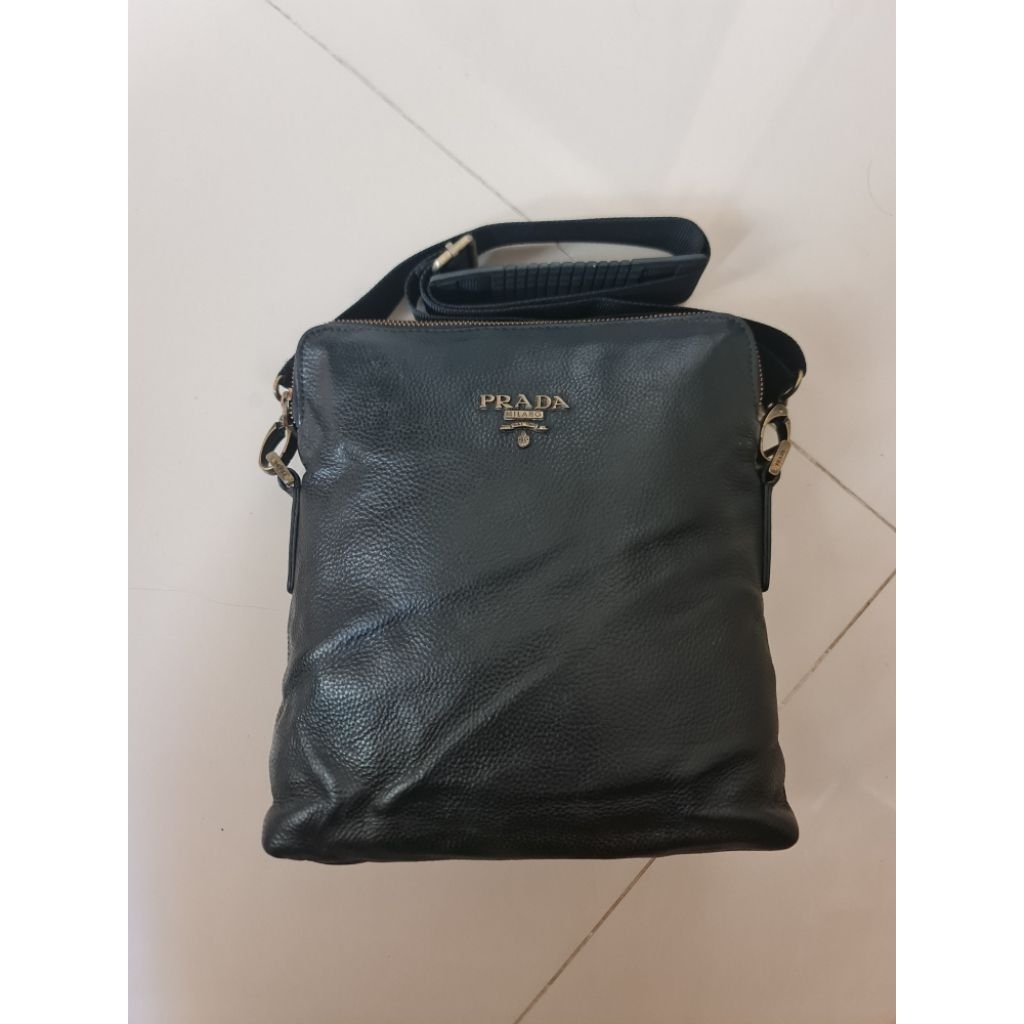 T151. Sling Bag Men Pria Prada Milano Black Leather Preloved / Mantan / Bekas / Second Size : 26.5cm