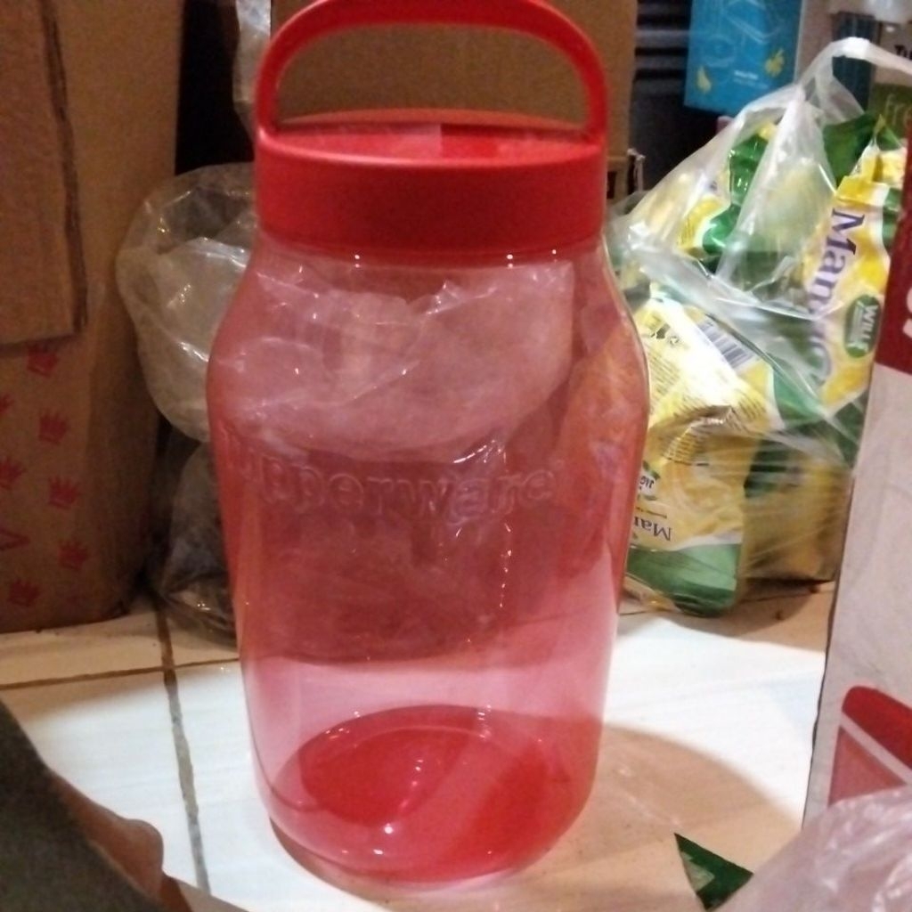 Universal jar dari tupperware