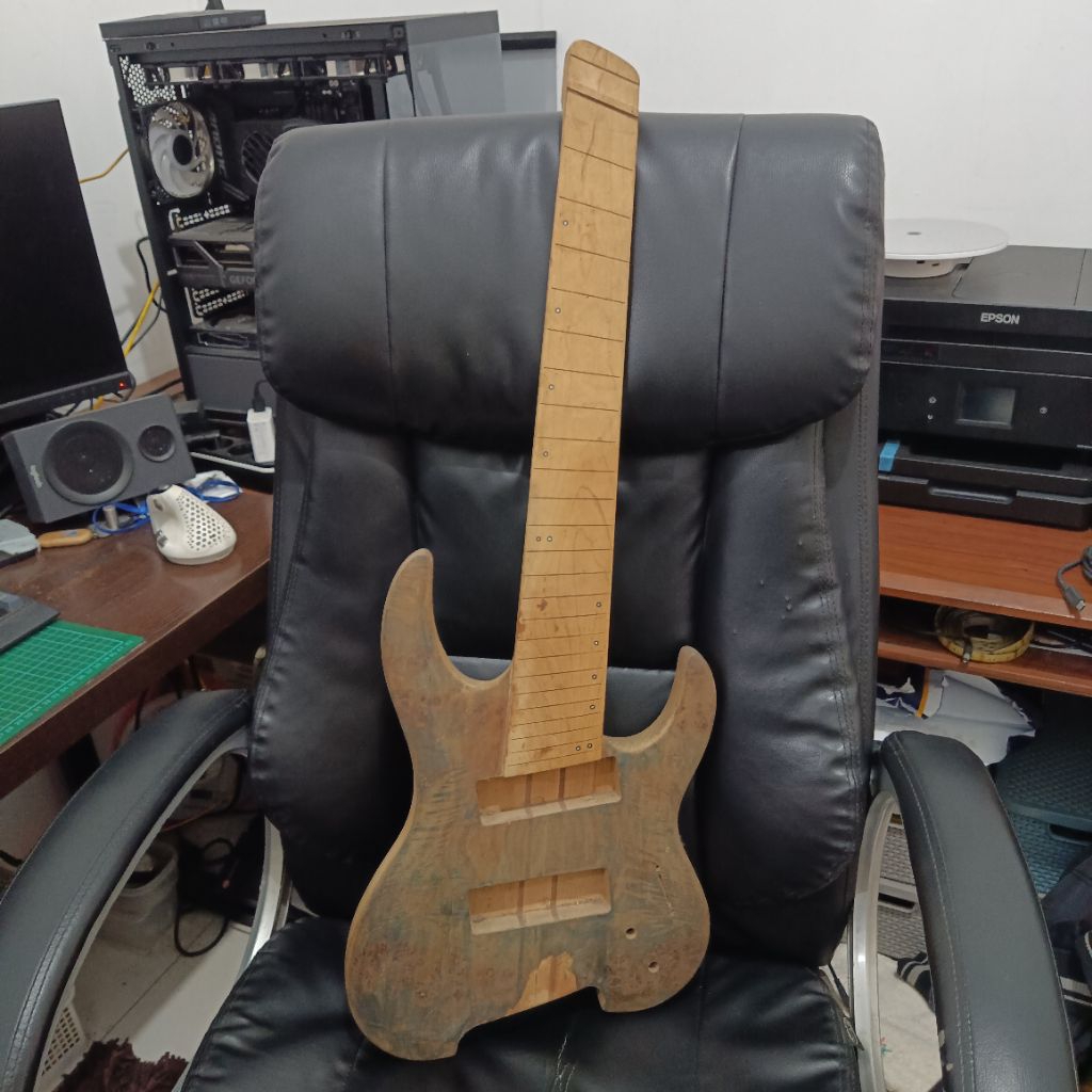 Body 8-string Guitar Headless Multiscale Kiesel