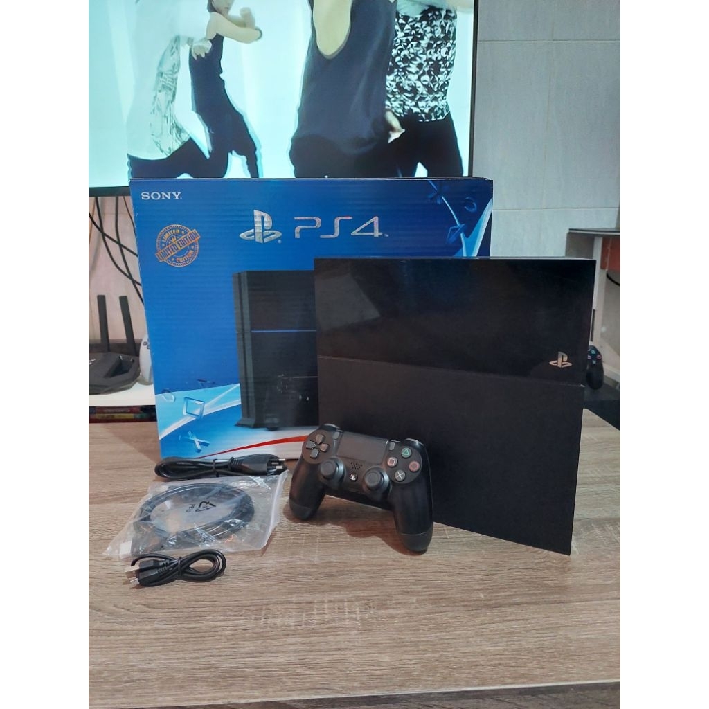 PS4 fat hen 1tb Second like new