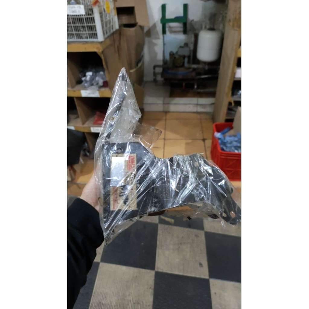 4ST-F331A-00-33 TIANG HIDUNG DEPAN (YGP) CRYPTON
