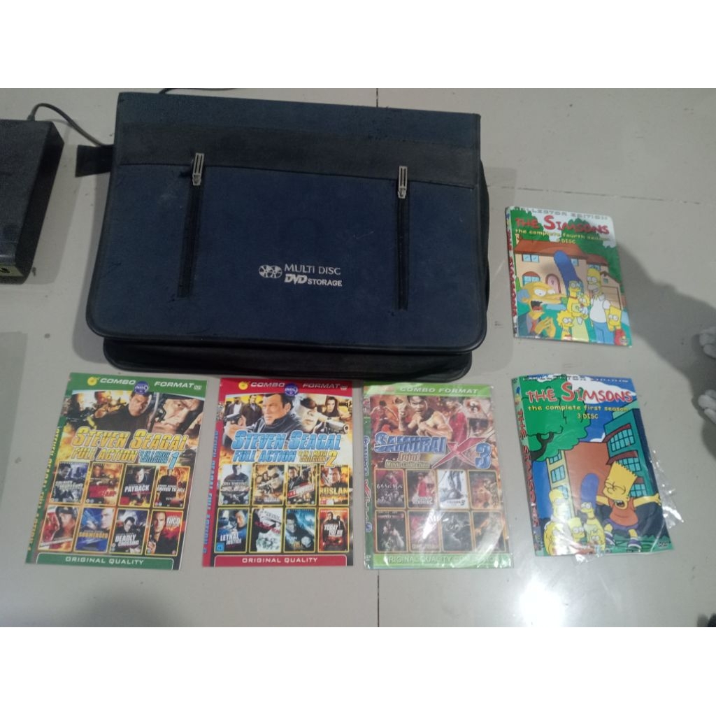 DVD player + puluhan DVD film dan CD lagu + tas DVD