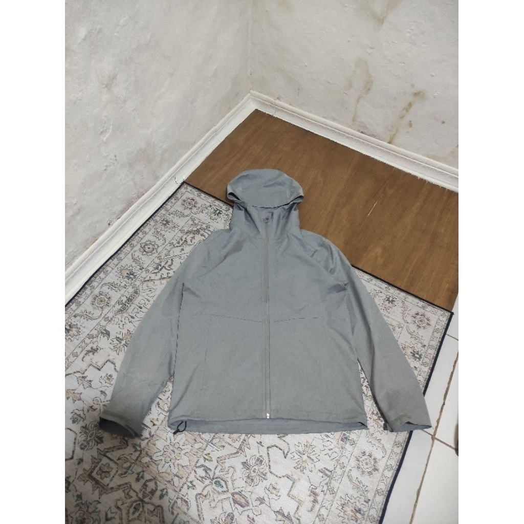 READY UNIQLO BLOCKTECH DARK GREY SECOND LIKE NEW