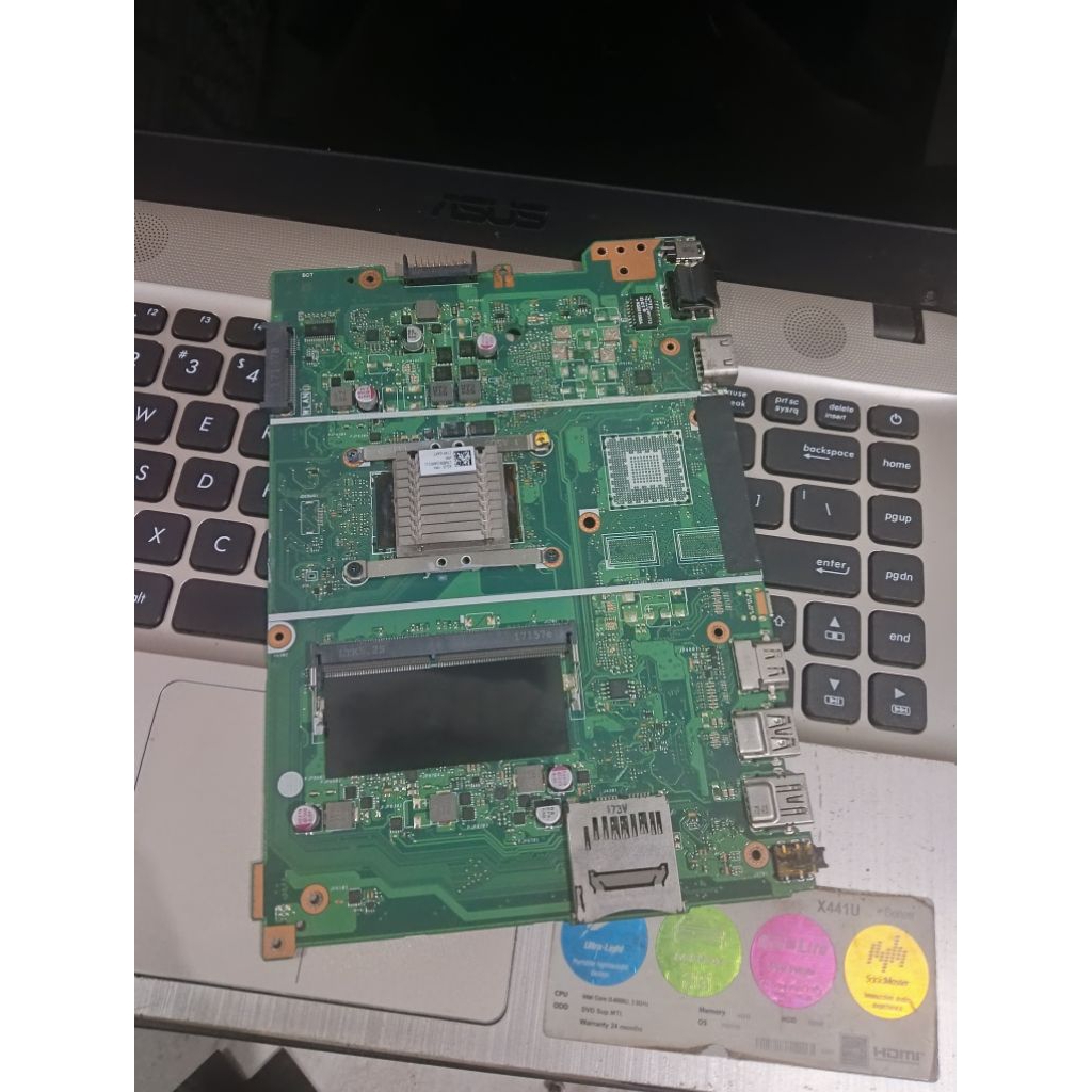 madebort laptop Asus x441u core i3  gen 6 nyala