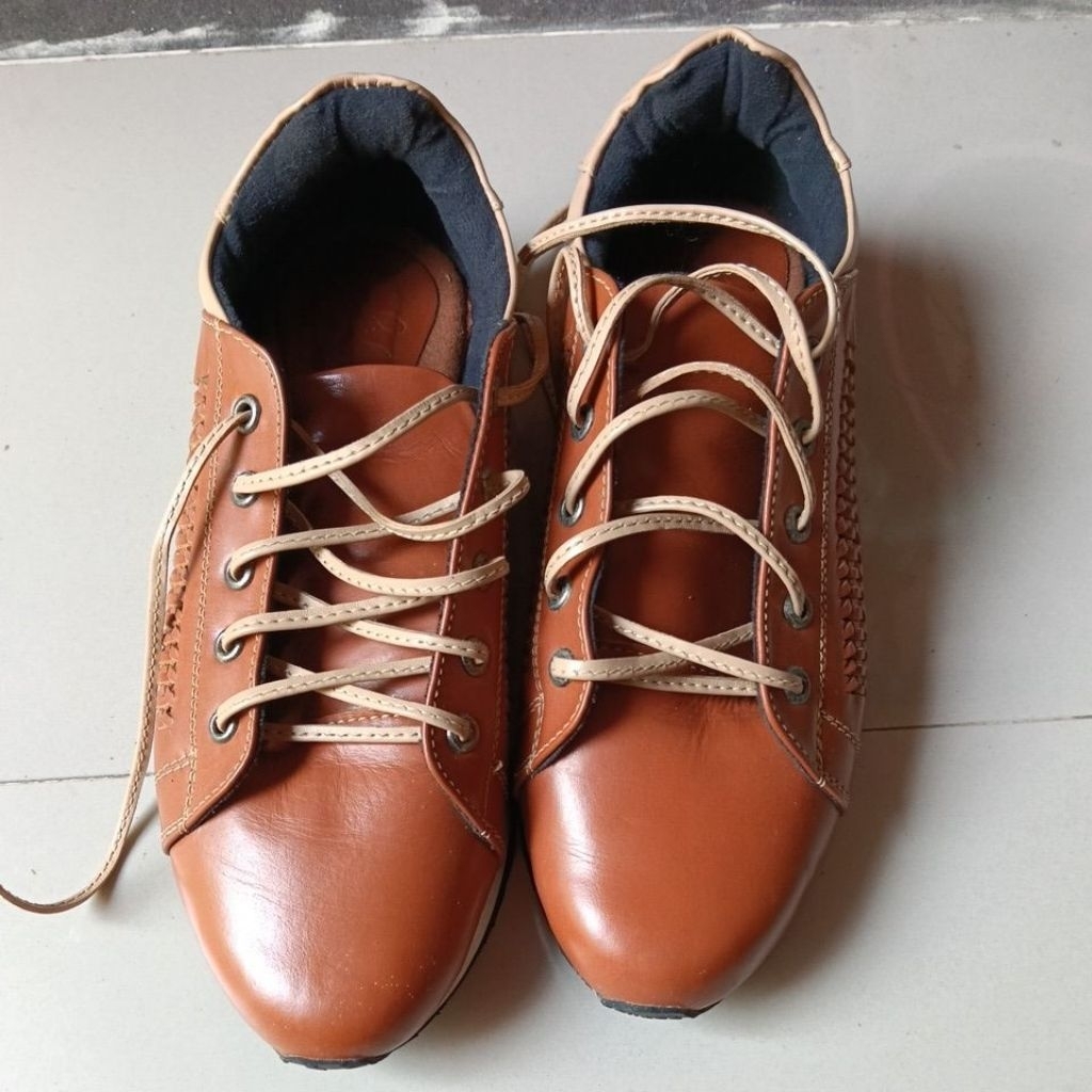 sepatu kulit serlium