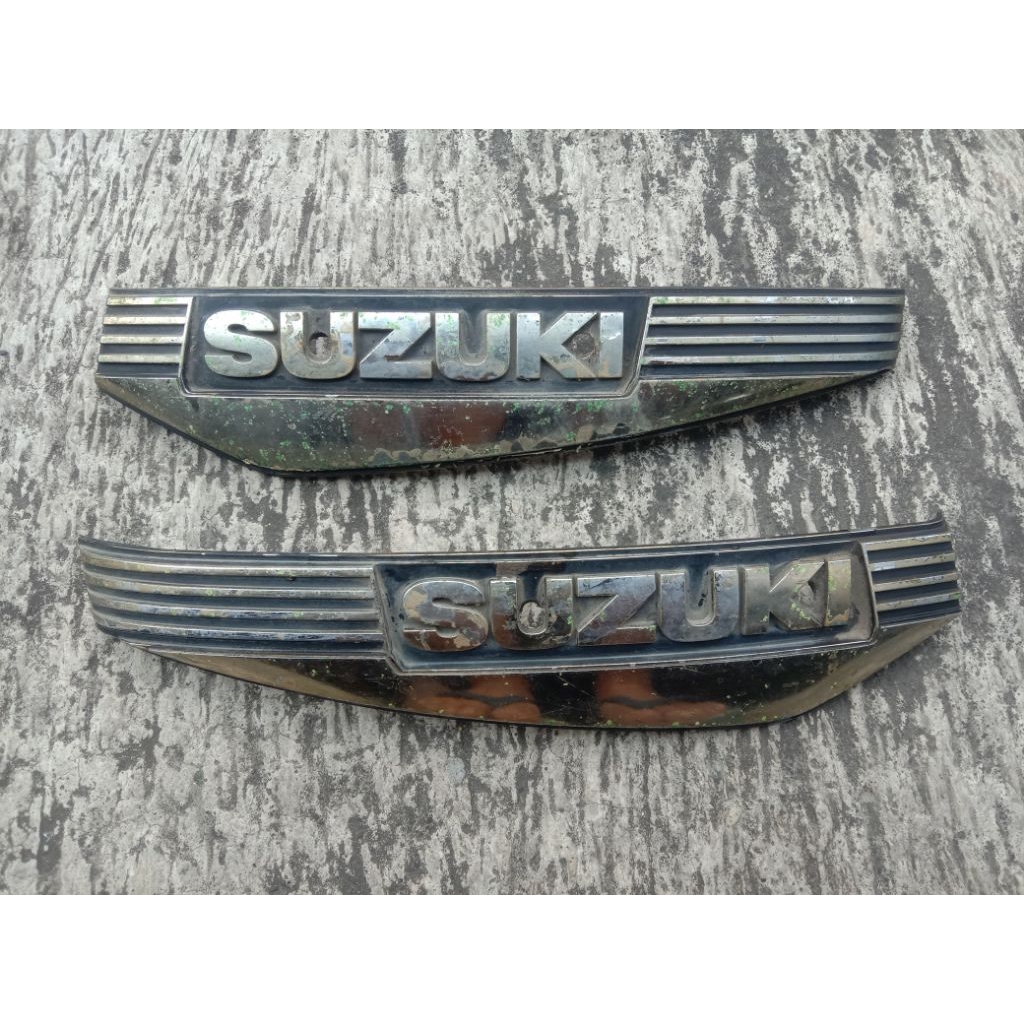 Emblem Logo Tangki Suzuki RC100 Original