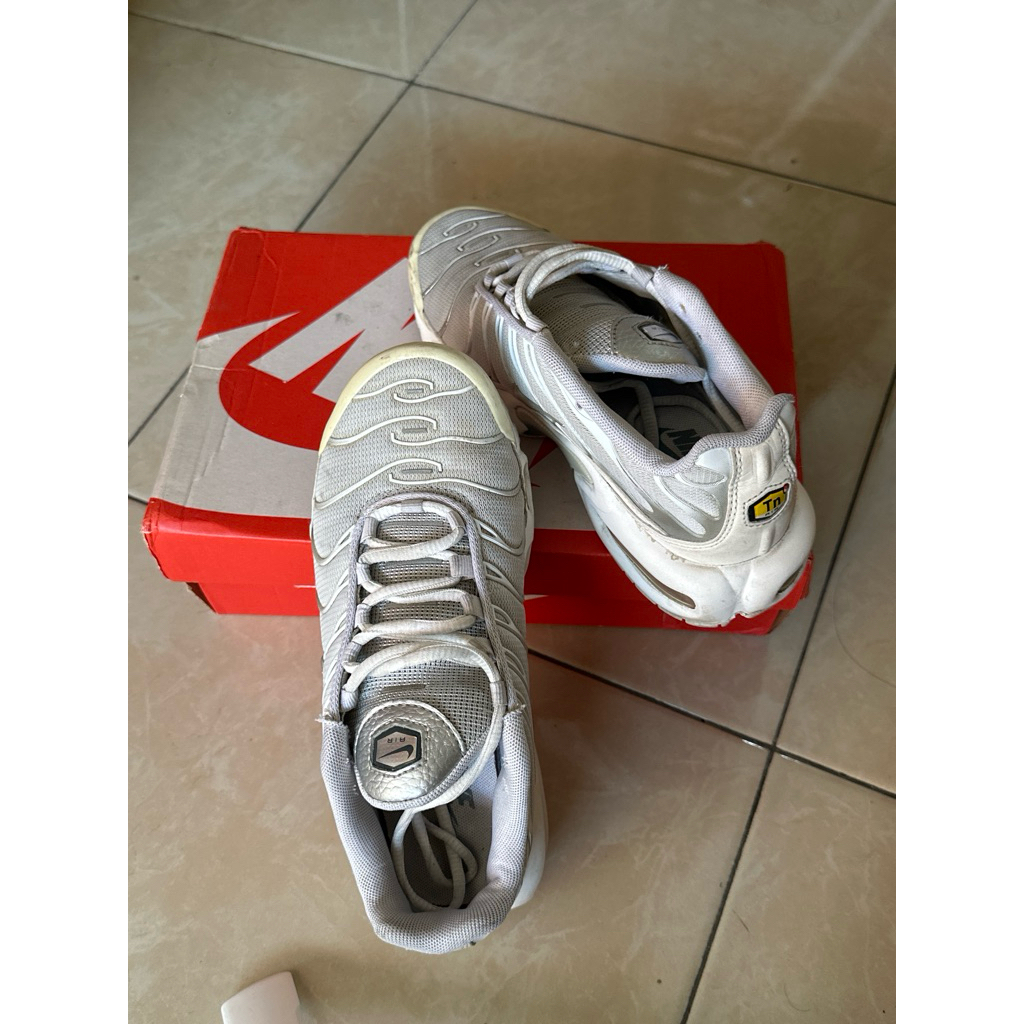 PRELOVED SEPATU 36,5