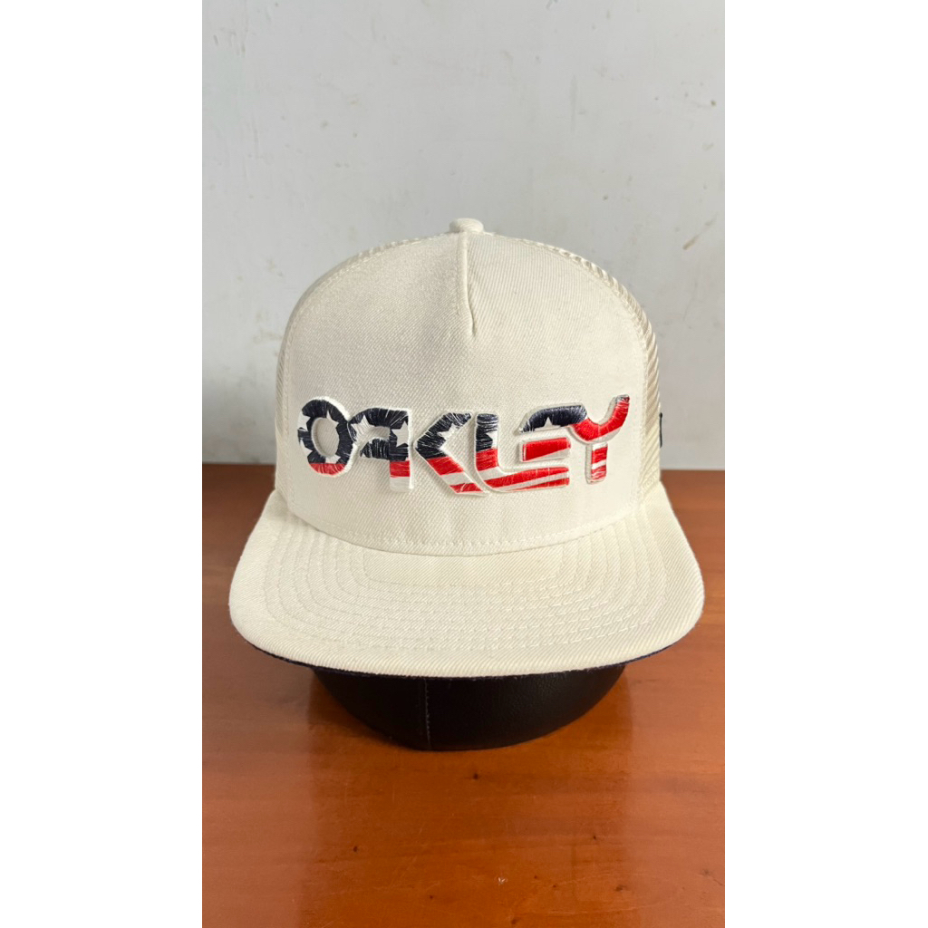 topi new era x oakley trucker original second