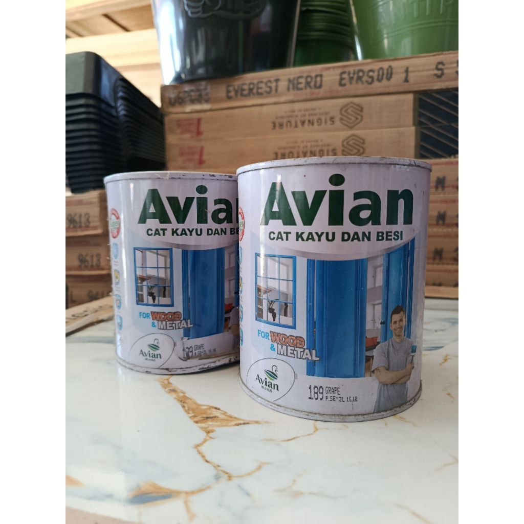Avian Cat Kayu dan Besi Grape (189) 0,9 L