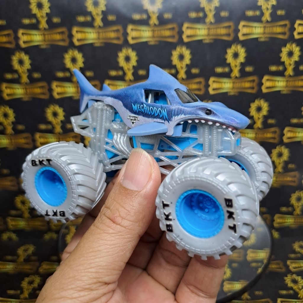 LOOSE MONSTER JAM LOOSE MONSTER JAM MEGALODON BAN SILVER MONSTER JAM 1:64 MONSTER JAM KOLPRI KONDISI