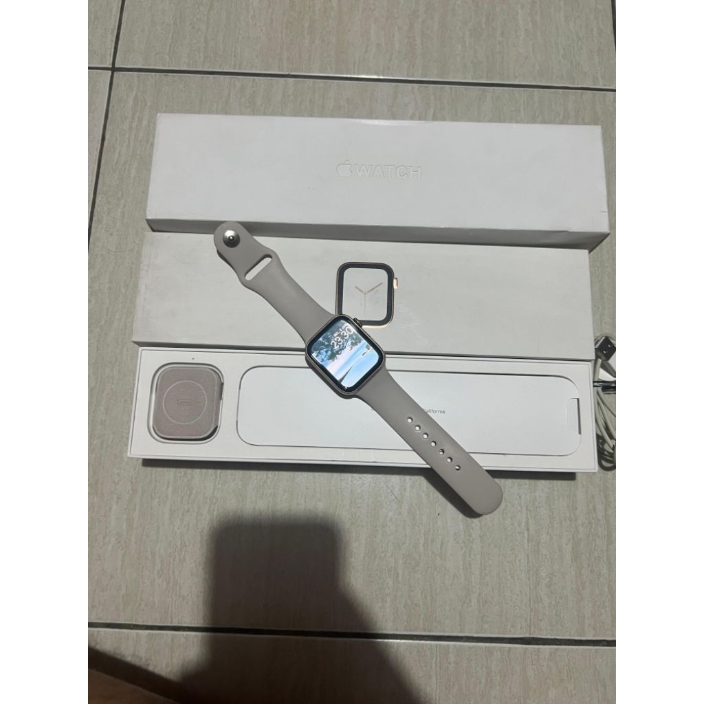 Apple watch series 4 44mm gold second likenew