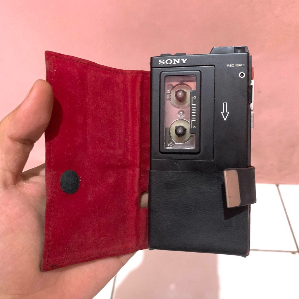 Sony Microcassette-Corder M-100B (Portable Micro Cassette Player / Walkman)