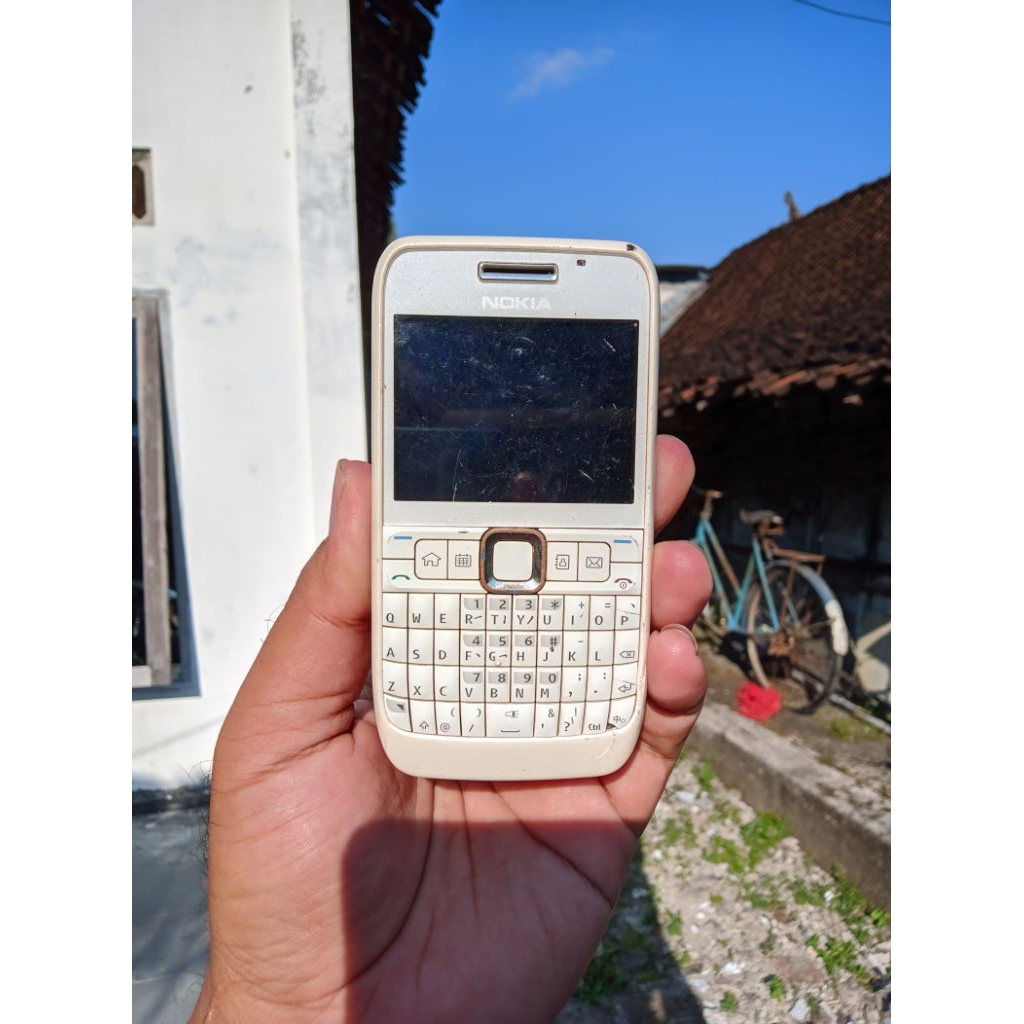nokia e63 bahan koleksi ya bosq, tanpa batrey, hp masih nyala tapi blank biru trus mati lagi kondisi