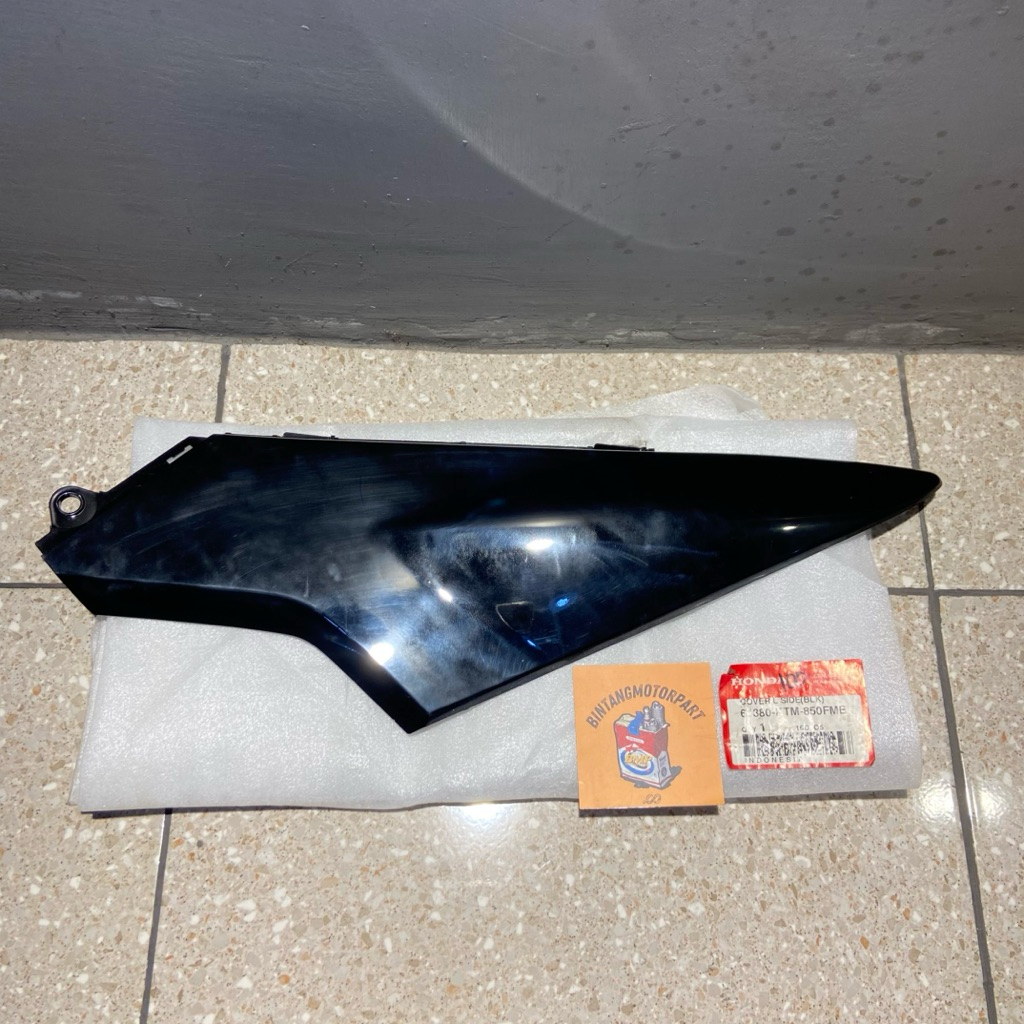 64380 KTM 850FMB COVER SAMBUNGAN BODY SUPRA X 125 LAMA BATMAN KIRI HITAM ORIGINAL AHM