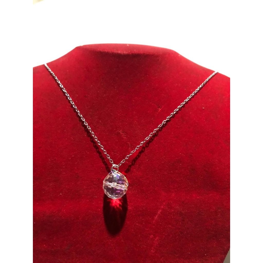 Liontin Kristal