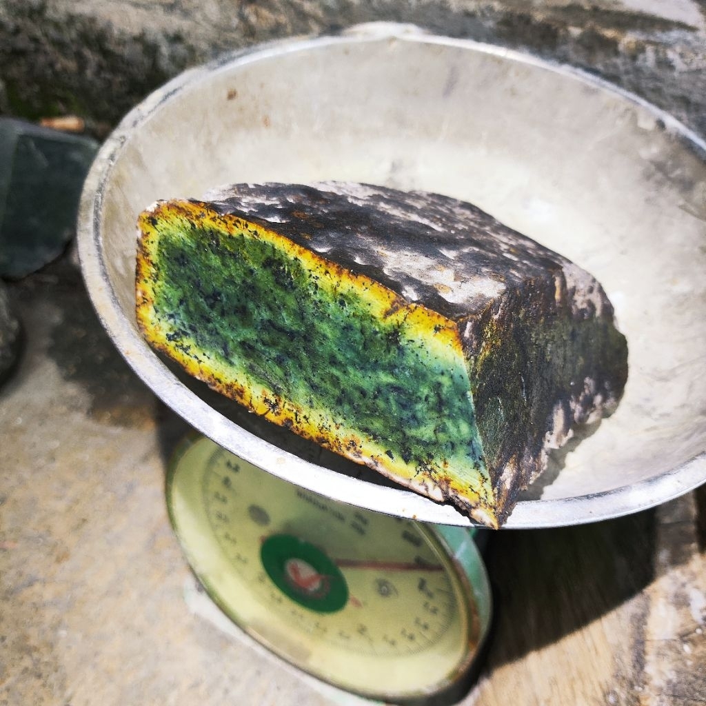 bongkahan batu giok aceh 800 gram